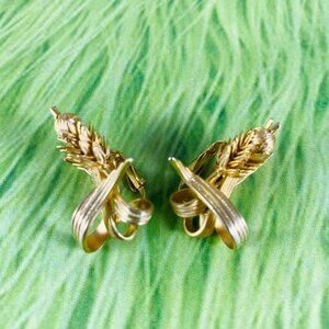 Vintage Gold-tone wheatsheaf or thistle little clip on earrings 50s 60s